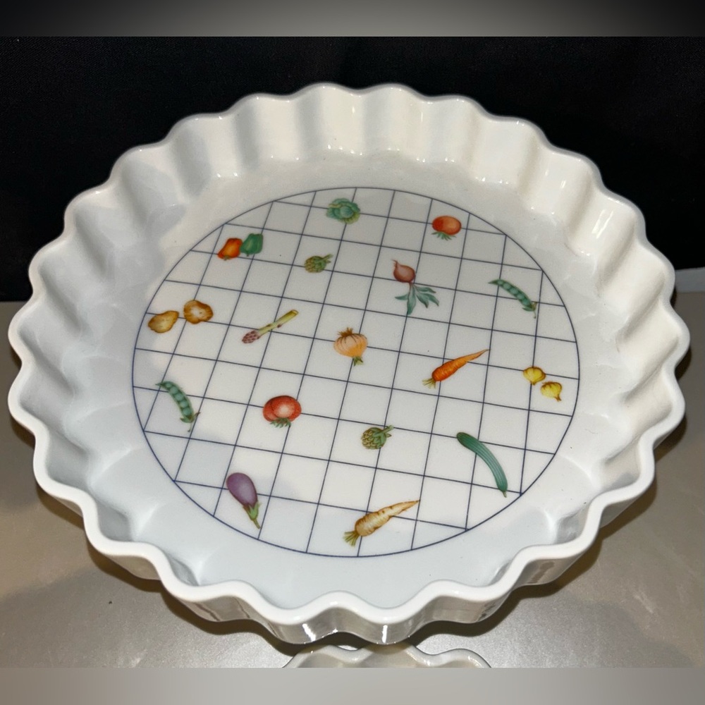 Like new, oven to table porcelain ware baking dish… quiche, tortes etc… veggies